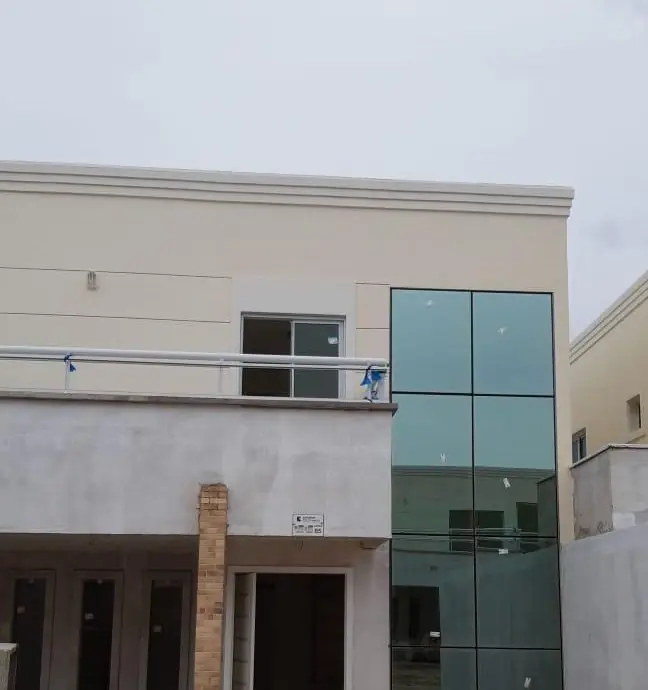 fachada residencial com esquadria de vidro em alumínio