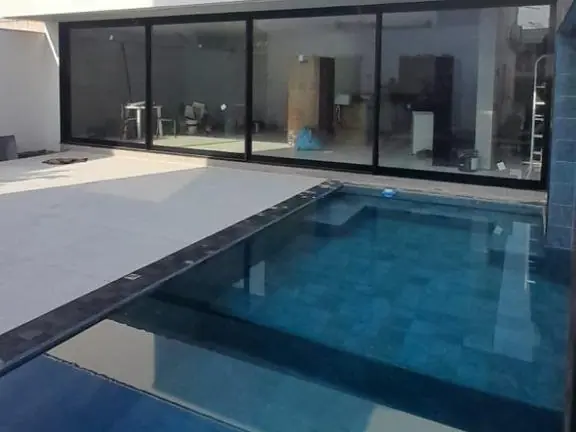 fechamento de varanda em vidro junto à piscina