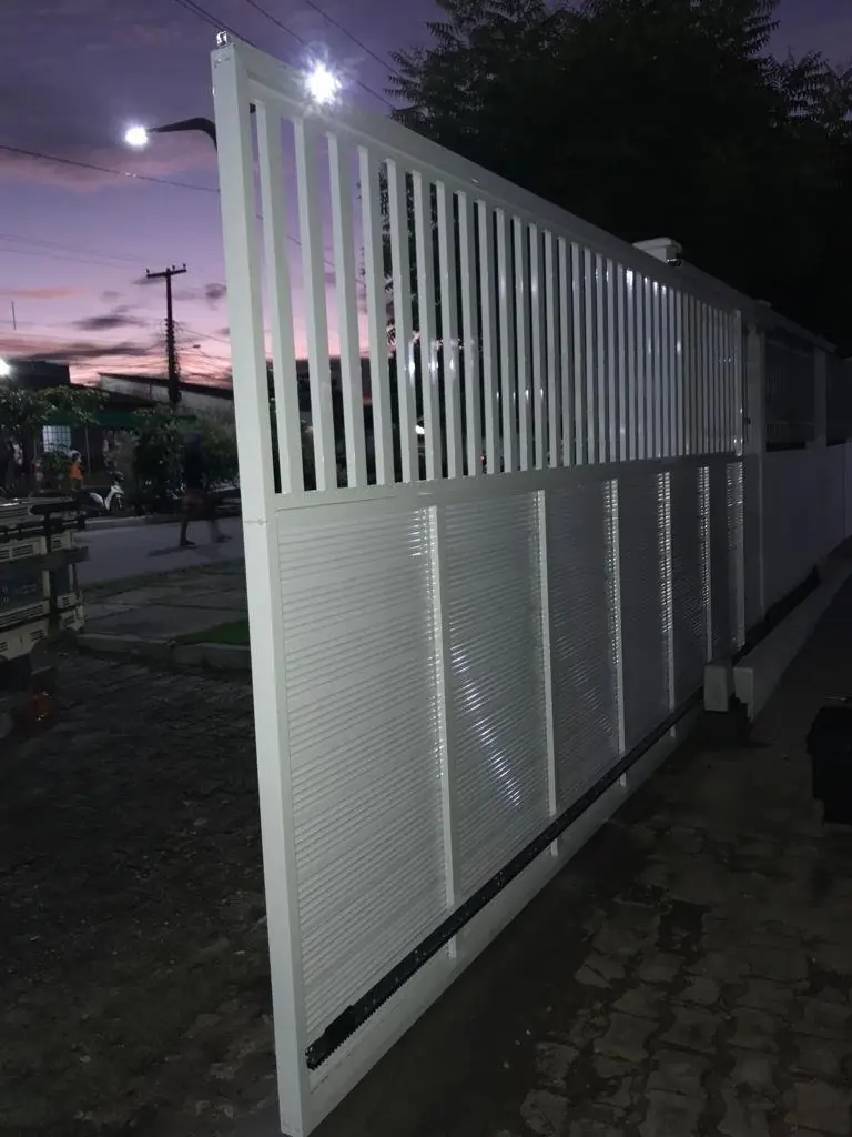 portão de alumínio automatizado em residência